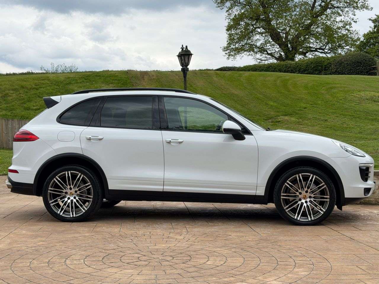 A 2015 PORSCHE CAYENNE 4.2 TD V8 S SUV 5dr Diesel TiptronicS 4WD Euro 5 (s/s) (385 ps) STUNNING - A 2015 PORSCHE CAYENNE 4.2 TD V8 S SUV 5dr Diesel TiptronicS 4WD Euro 5 (s/s) (385 ps) STUNNING -