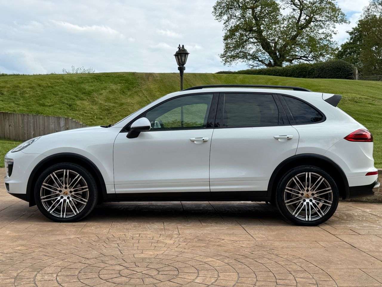 A 2015 PORSCHE CAYENNE 4.2 TD V8 S SUV 5dr Diesel TiptronicS 4WD Euro 5 (s/s) (385 ps) STUNNING - A 2015 PORSCHE CAYENNE 4.2 TD V8 S SUV 5dr Diesel TiptronicS 4WD Euro 5 (s/s) (385 ps) STUNNING -