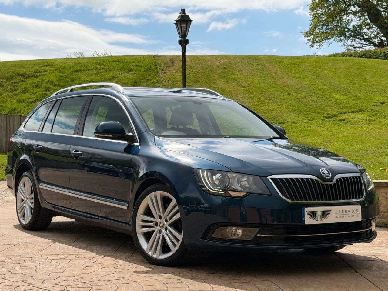 A 2014 SKODA SUPERB 2.0 TDI Elegance Estate 5dr Diesel DSG 4WD Euro 5 (s/s) (170 ps) 4WD DSG! A 2014 SKODA SUPERB 2.0 TDI Elegance Estate 5dr Diesel DSG 4WD Euro 5 (s/s) (170 ps) 4WD DSG!
