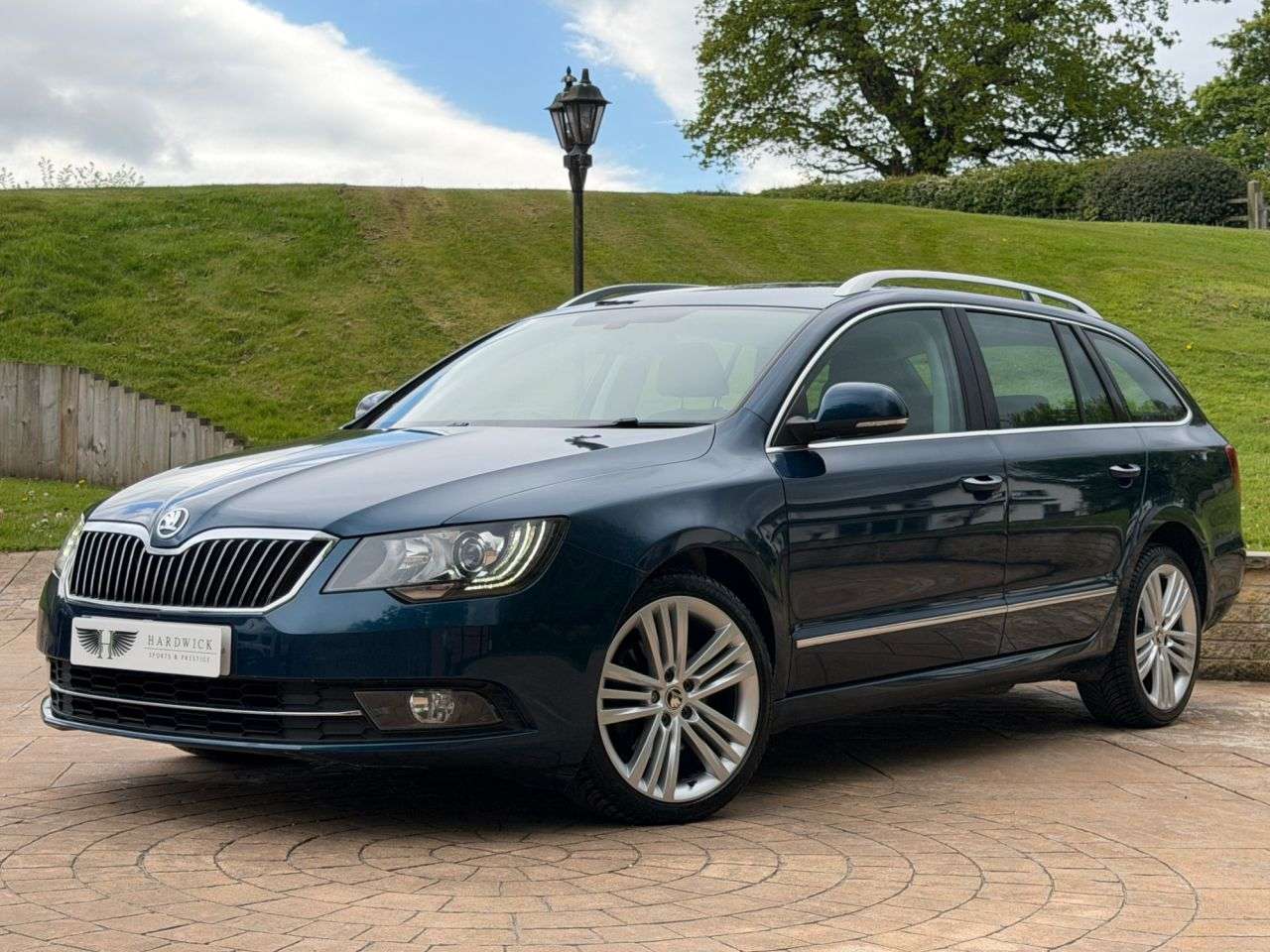 A 2014 SKODA SUPERB 2.0 TDI Elegance Estate 5dr Diesel DSG 4WD Euro 5 (s/s) (170 ps) 4WD DSG! A 2014 SKODA SUPERB 2.0 TDI Elegance Estate 5dr Diesel DSG 4WD Euro 5 (s/s) (170 ps) 4WD DSG!