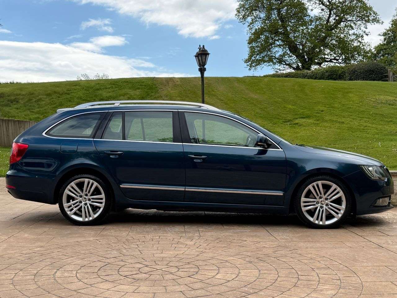 A 2014 SKODA SUPERB 2.0 TDI Elegance Estate 5dr Diesel DSG 4WD Euro 5 (s/s) (170 ps) 4WD DSG! A 2014 SKODA SUPERB 2.0 TDI Elegance Estate 5dr Diesel DSG 4WD Euro 5 (s/s) (170 ps) 4WD DSG!
