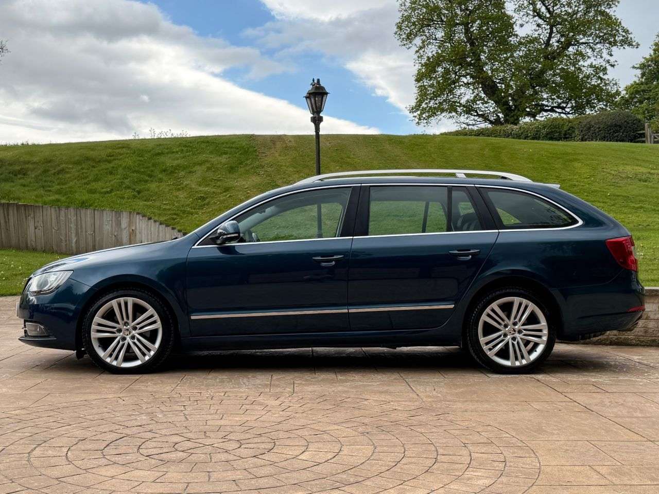 A 2014 SKODA SUPERB 2.0 TDI Elegance Estate 5dr Diesel DSG 4WD Euro 5 (s/s) (170 ps) 4WD DSG! A 2014 SKODA SUPERB 2.0 TDI Elegance Estate 5dr Diesel DSG 4WD Euro 5 (s/s) (170 ps) 4WD DSG!