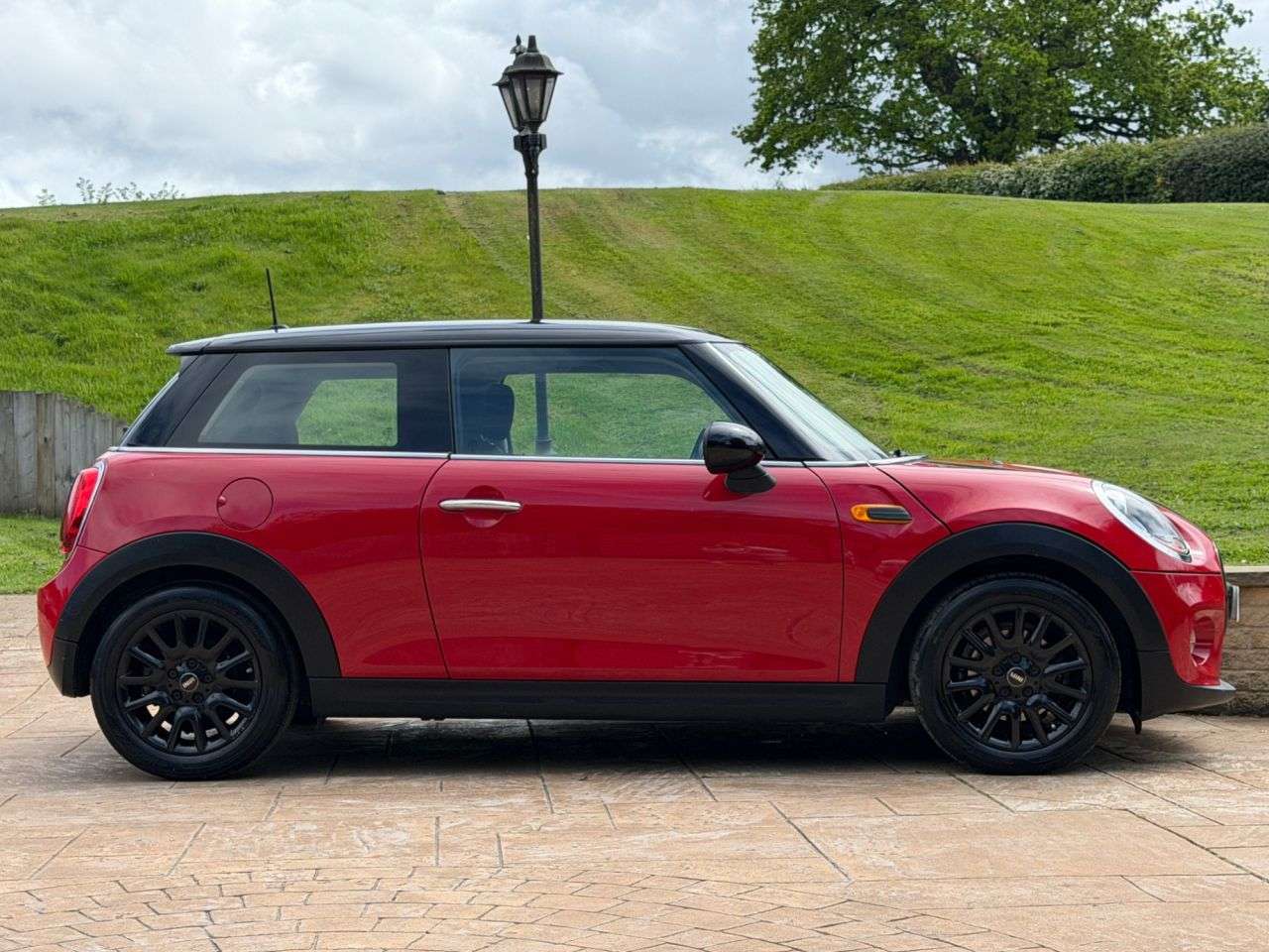 A 2017 MINI HATCH 1.5 Cooper Hatchback 3dr Petrol Manual Euro 6 (s/s) (136 ps) FULL SERVICE H A 2017 MINI HATCH 1.5 Cooper Hatchback 3dr Petrol Manual Euro 6 (s/s) (136 ps) FULL SERVICE H