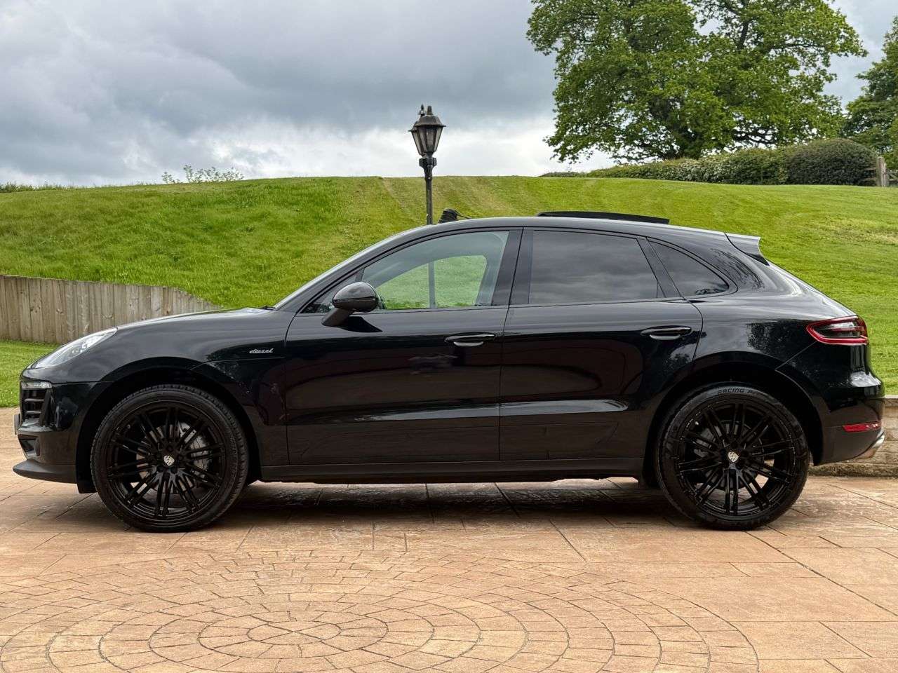 A 2017 PORSCHE MACAN 3.0 TD V6 S SUV 5dr Diesel PDK 4WD Euro 6 (s/s) (258 ps) 23 Inch wheels-bla A 2017 PORSCHE MACAN 3.0 TD V6 S SUV 5dr Diesel PDK 4WD Euro 6 (s/s) (258 ps) 23 Inch wheels-bla