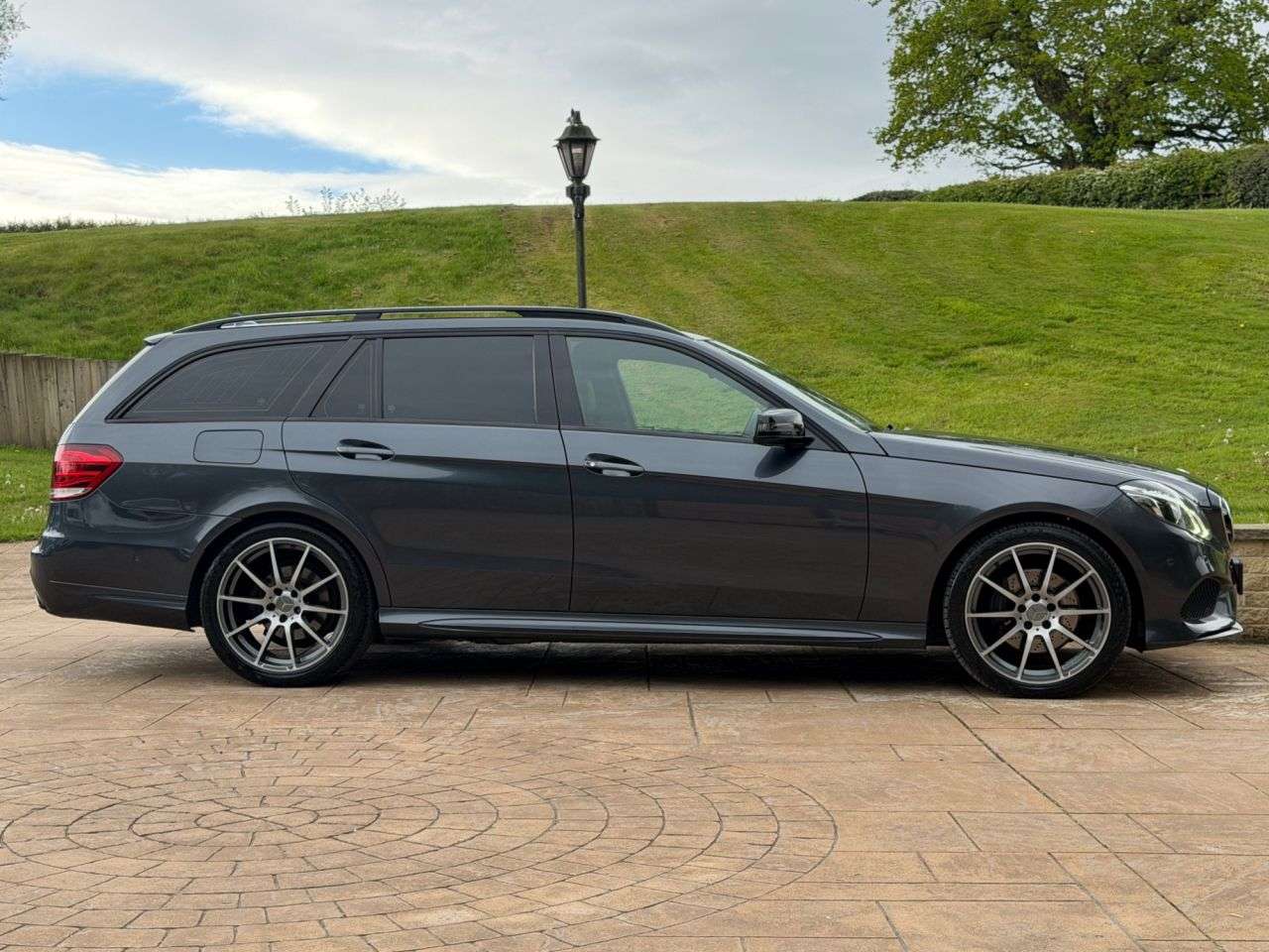 A 2016 MERCEDES-BENZ E-CLASS 2.1 E220 BlueTEC AMG Night Edition (Premium) Estate 5dr Diesel G-Tronic+ Eu A 2016 MERCEDES-BENZ E-CLASS 2.1 E220 BlueTEC AMG Night Edition (Premium) Estate 5dr Diesel G-Tronic+ Eu