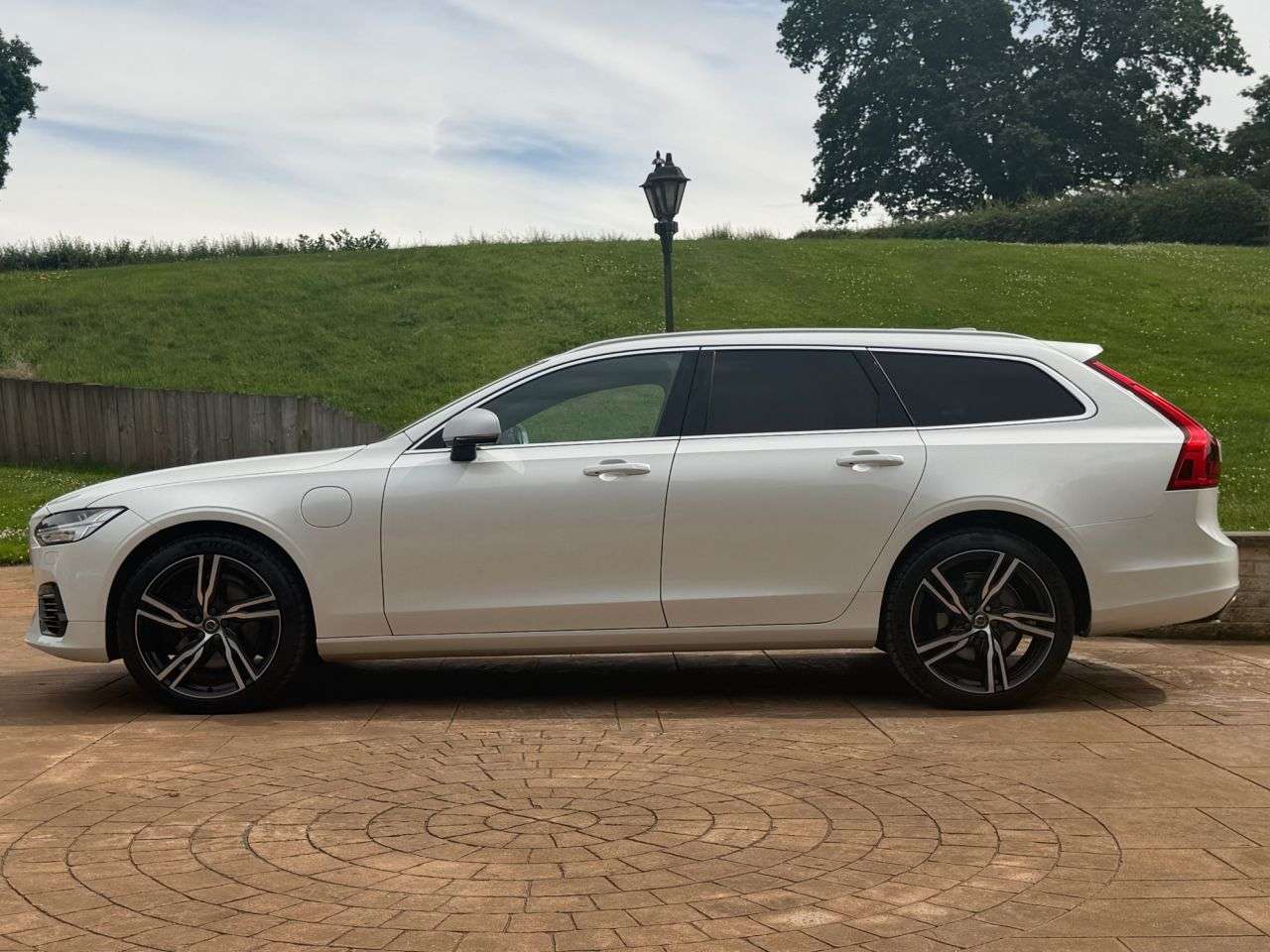 A 2018 VOLVO V90 2.0h T8 Twin Engine 10.4kWh R-Design Pro Estate 5dr Petrol Plug-in Hybrid A A 2018 VOLVO V90 2.0h T8 Twin Engine 10.4kWh R-Design Pro Estate 5dr Petrol Plug-in Hybrid A