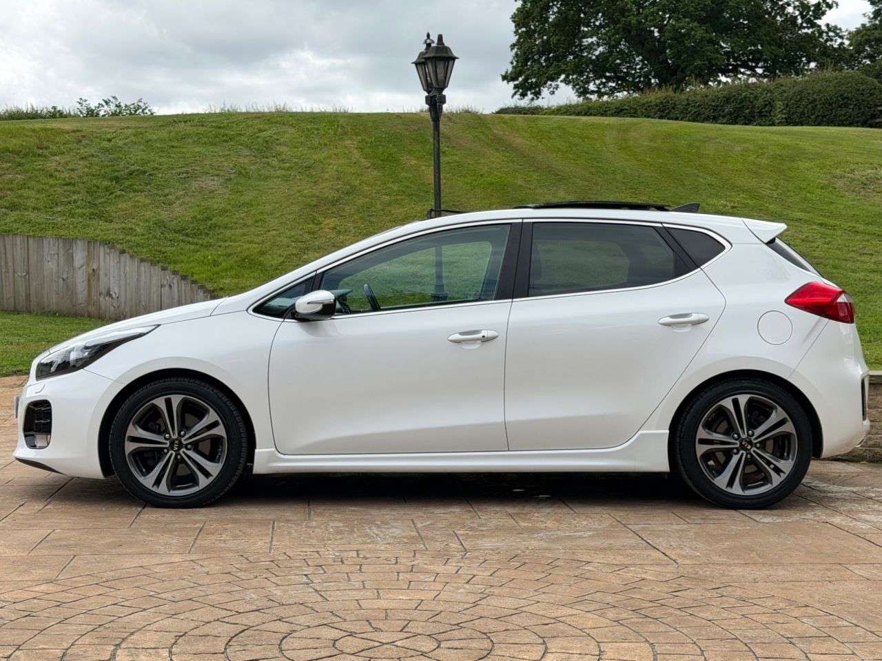 A 2018 KIA CEED 1.6 CRDi GT-Line S Hatchback 5dr Diesel DCT Euro 6 (s/s) (134 bhp) FSH-2 KE A 2018 KIA CEED 1.6 CRDi GT-Line S Hatchback 5dr Diesel DCT Euro 6 (s/s) (134 bhp) FSH-2 KE