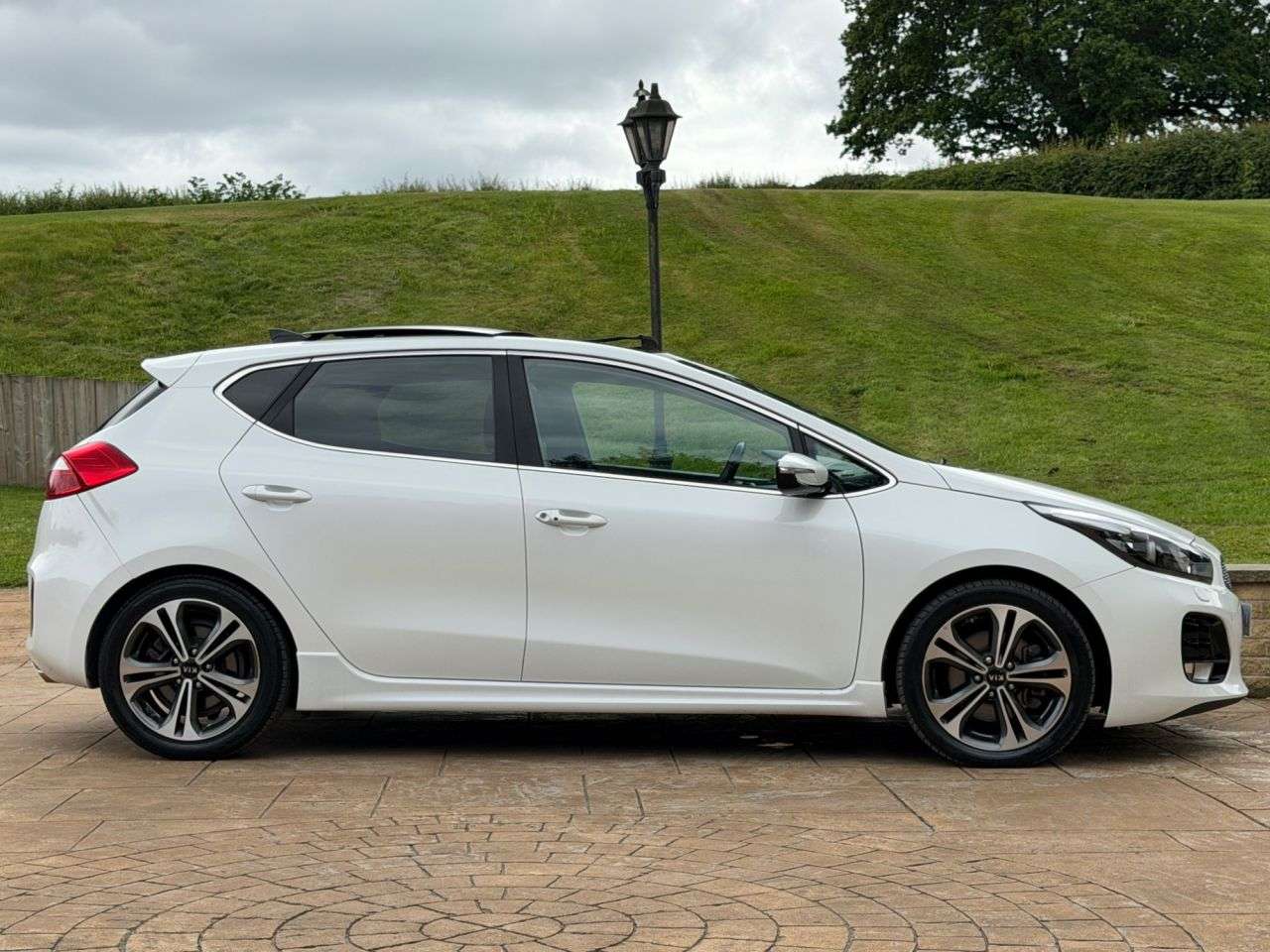 A 2018 KIA CEED 1.6 CRDi GT-Line S Hatchback 5dr Diesel DCT Euro 6 (s/s) (134 bhp) FSH-2 KE A 2018 KIA CEED 1.6 CRDi GT-Line S Hatchback 5dr Diesel DCT Euro 6 (s/s) (134 bhp) FSH-2 KE