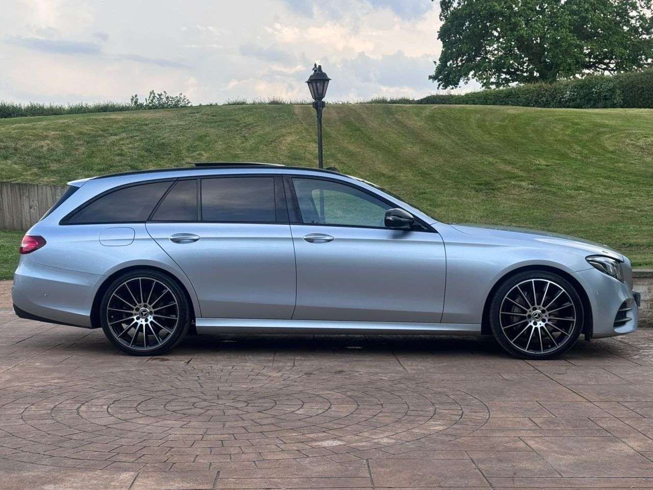 A 2017 MERCEDES-BENZ E-CLASS 2.0 E220d AMG Line (Premium Plus) Estate 5dr Diesel G-Tronic+ Euro 6 (s/s) A 2017 MERCEDES-BENZ E-CLASS 2.0 E220d AMG Line (Premium Plus) Estate 5dr Diesel G-Tronic+ Euro 6 (s/s)