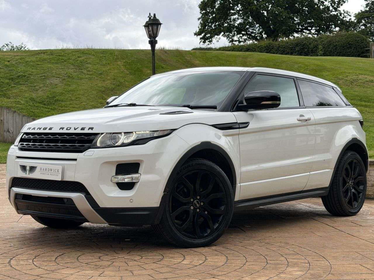A 2011 LAND ROVER RANGE ROVER EVOQUE 2.2 SD4 Dynamic Coupe 3dr Diesel Auto 4WD Euro 5 (190 ps) WINGED BACKED SEA A 2011 LAND ROVER RANGE ROVER EVOQUE 2.2 SD4 Dynamic Coupe 3dr Diesel Auto 4WD Euro 5 (190 ps) WINGED BACKED SEA