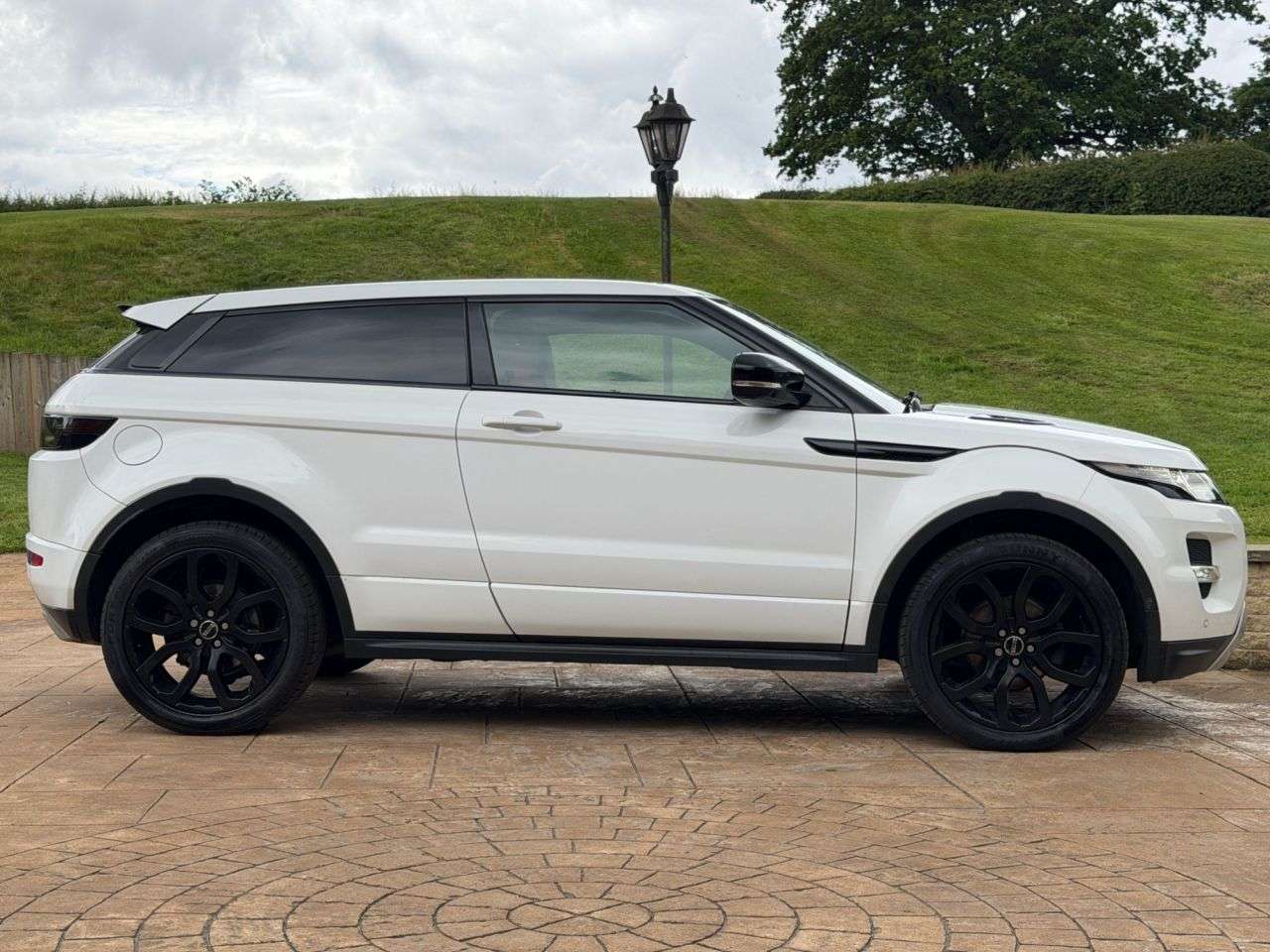 A 2011 LAND ROVER RANGE ROVER EVOQUE 2.2 SD4 Dynamic Coupe 3dr Diesel Auto 4WD Euro 5 (190 ps) WINGED BACKED SEA A 2011 LAND ROVER RANGE ROVER EVOQUE 2.2 SD4 Dynamic Coupe 3dr Diesel Auto 4WD Euro 5 (190 ps) WINGED BACKED SEA