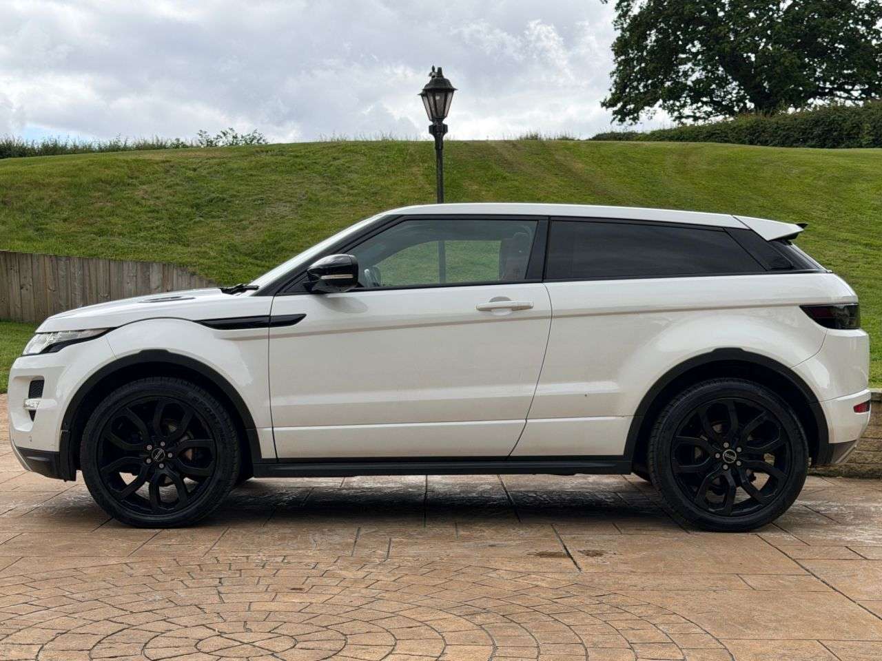 A 2011 LAND ROVER RANGE ROVER EVOQUE 2.2 SD4 Dynamic Coupe 3dr Diesel Auto 4WD Euro 5 (190 ps) WINGED BACKED SEA A 2011 LAND ROVER RANGE ROVER EVOQUE 2.2 SD4 Dynamic Coupe 3dr Diesel Auto 4WD Euro 5 (190 ps) WINGED BACKED SEA