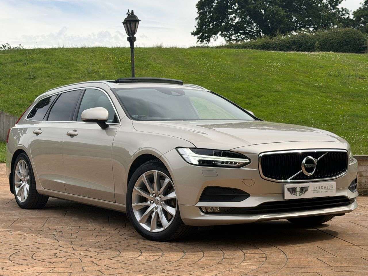 A 2017 VOLVO V90 2.0 D5 PowerPulse Momentum Estate 5dr Diesel Auto AWD Euro 6 (s/s) (235 ps) A 2017 VOLVO V90 2.0 D5 PowerPulse Momentum Estate 5dr Diesel Auto AWD Euro 6 (s/s) (235 ps)