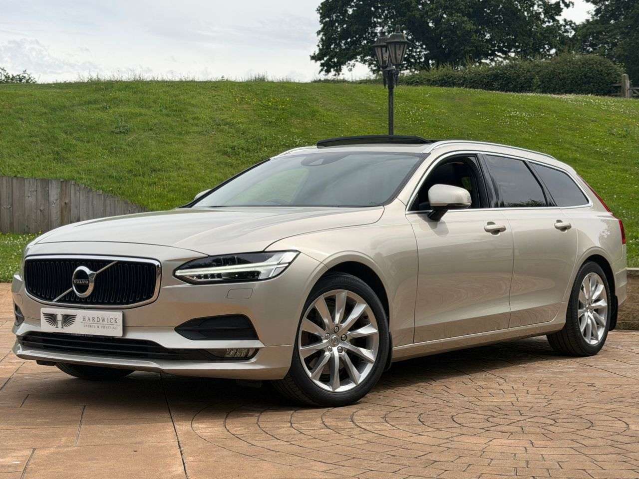 A 2017 VOLVO V90 2.0 D5 PowerPulse Momentum Estate 5dr Diesel Auto AWD Euro 6 (s/s) (235 ps) A 2017 VOLVO V90 2.0 D5 PowerPulse Momentum Estate 5dr Diesel Auto AWD Euro 6 (s/s) (235 ps)