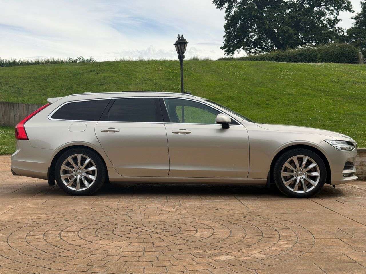 A 2017 VOLVO V90 2.0 D5 PowerPulse Momentum Estate 5dr Diesel Auto AWD Euro 6 (s/s) (235 ps) A 2017 VOLVO V90 2.0 D5 PowerPulse Momentum Estate 5dr Diesel Auto AWD Euro 6 (s/s) (235 ps)