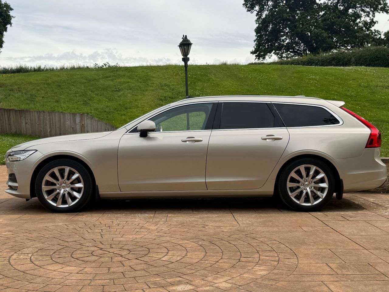 A 2017 VOLVO V90 2.0 D5 PowerPulse Momentum Estate 5dr Diesel Auto AWD Euro 6 (s/s) (235 ps) A 2017 VOLVO V90 2.0 D5 PowerPulse Momentum Estate 5dr Diesel Auto AWD Euro 6 (s/s) (235 ps)