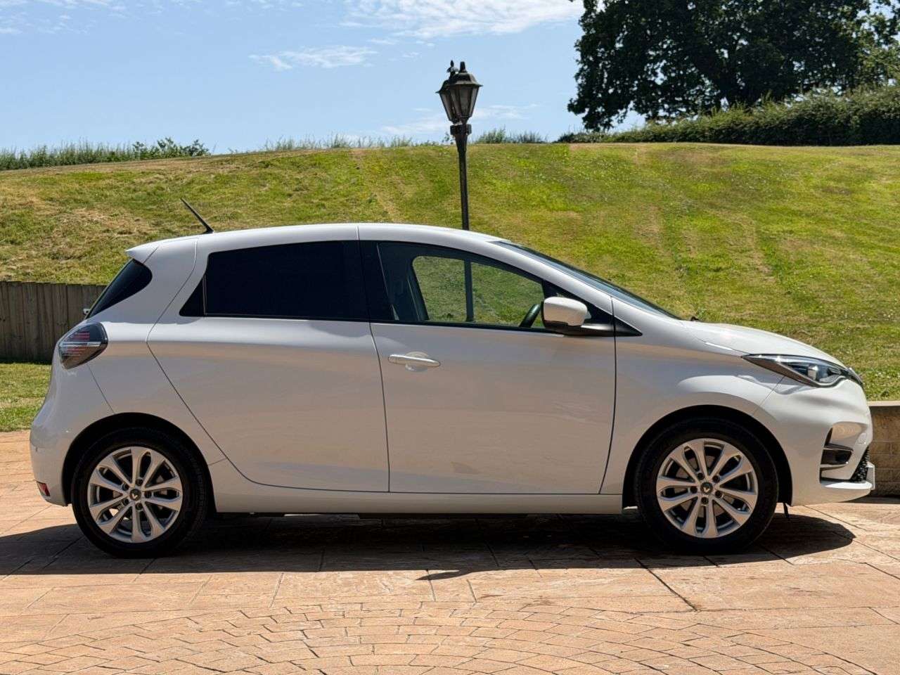A 2022 RENAULT ZOE R110 EV50 52kWh Business+ Car Derived Van 5dr Electric Auto (Rapid Charge) A 2022 RENAULT ZOE R110 EV50 52kWh Business+ Car Derived Van 5dr Electric Auto (Rapid Charge)
