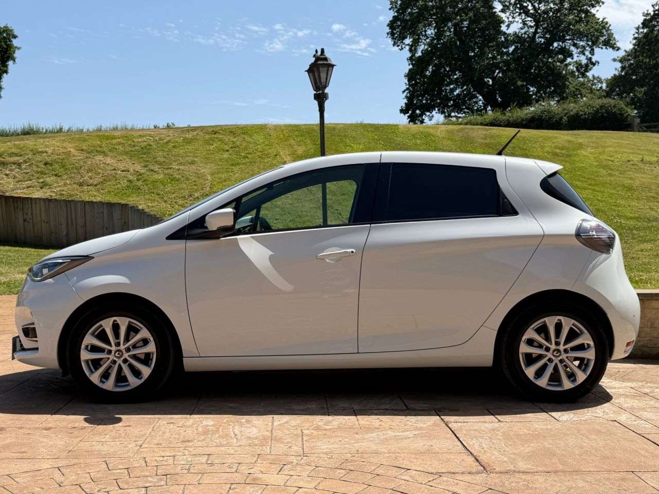A 2022 RENAULT ZOE R110 EV50 52kWh Business+ Car Derived Van 5dr Electric Auto (Rapid Charge) A 2022 RENAULT ZOE R110 EV50 52kWh Business+ Car Derived Van 5dr Electric Auto (Rapid Charge)