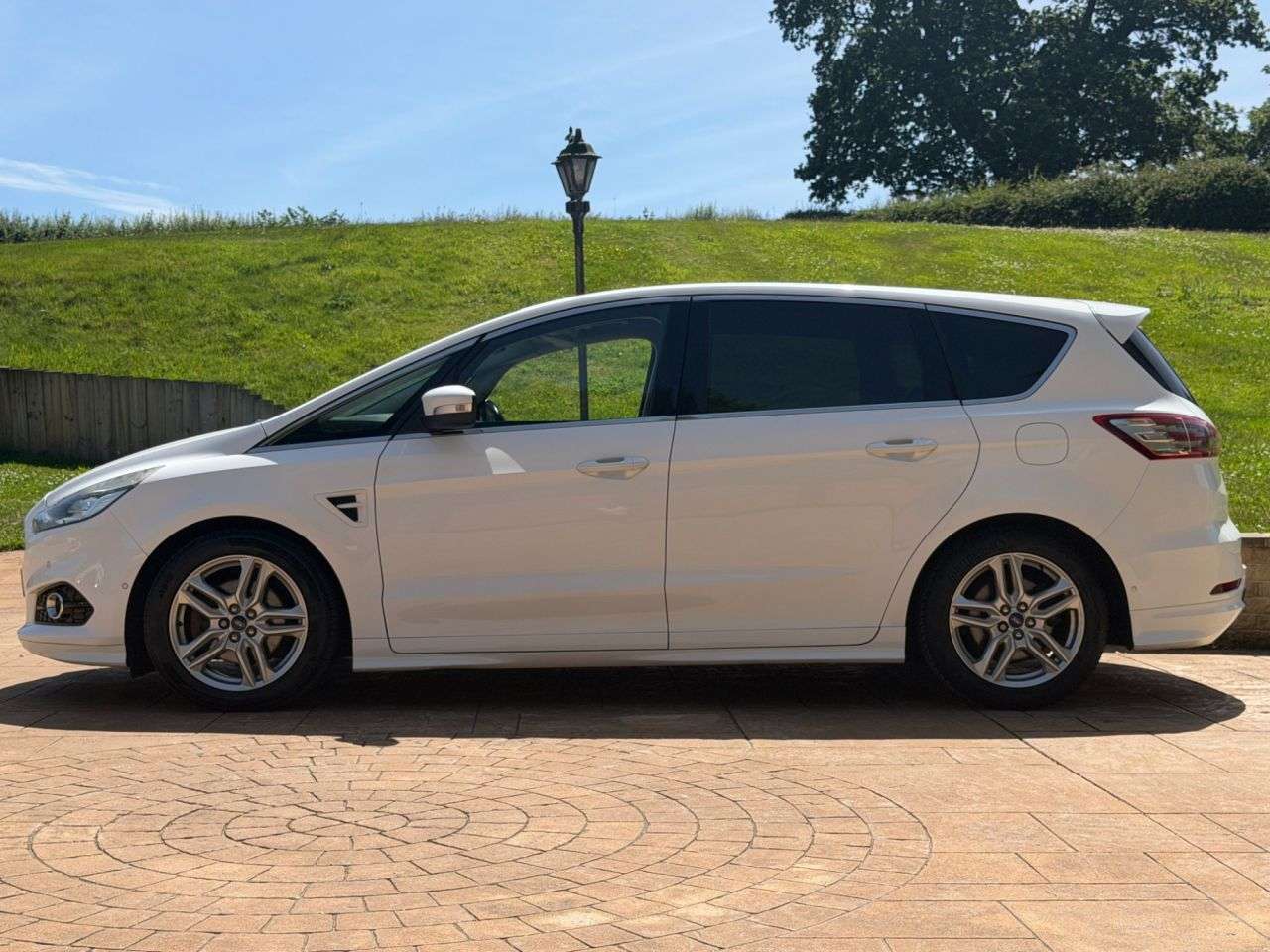 A 2016 FORD S-MAX 2.0 TDCi Titanium Sport MPV 5dr Diesel Manual Euro 6 (s/s) (180 ps) 2 KEYS- A 2016 FORD S-MAX 2.0 TDCi Titanium Sport MPV 5dr Diesel Manual Euro 6 (s/s) (180 ps) 2 KEYS-
