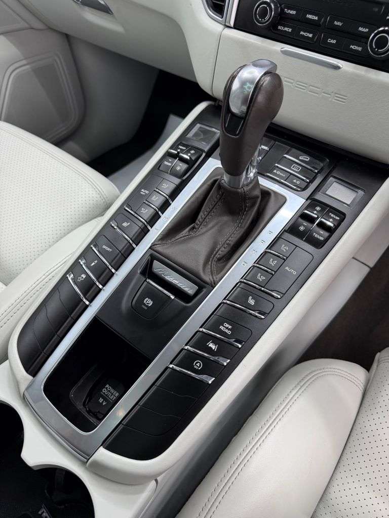 2017 PORSCHE MACAN 2017 PORSCHE MACAN