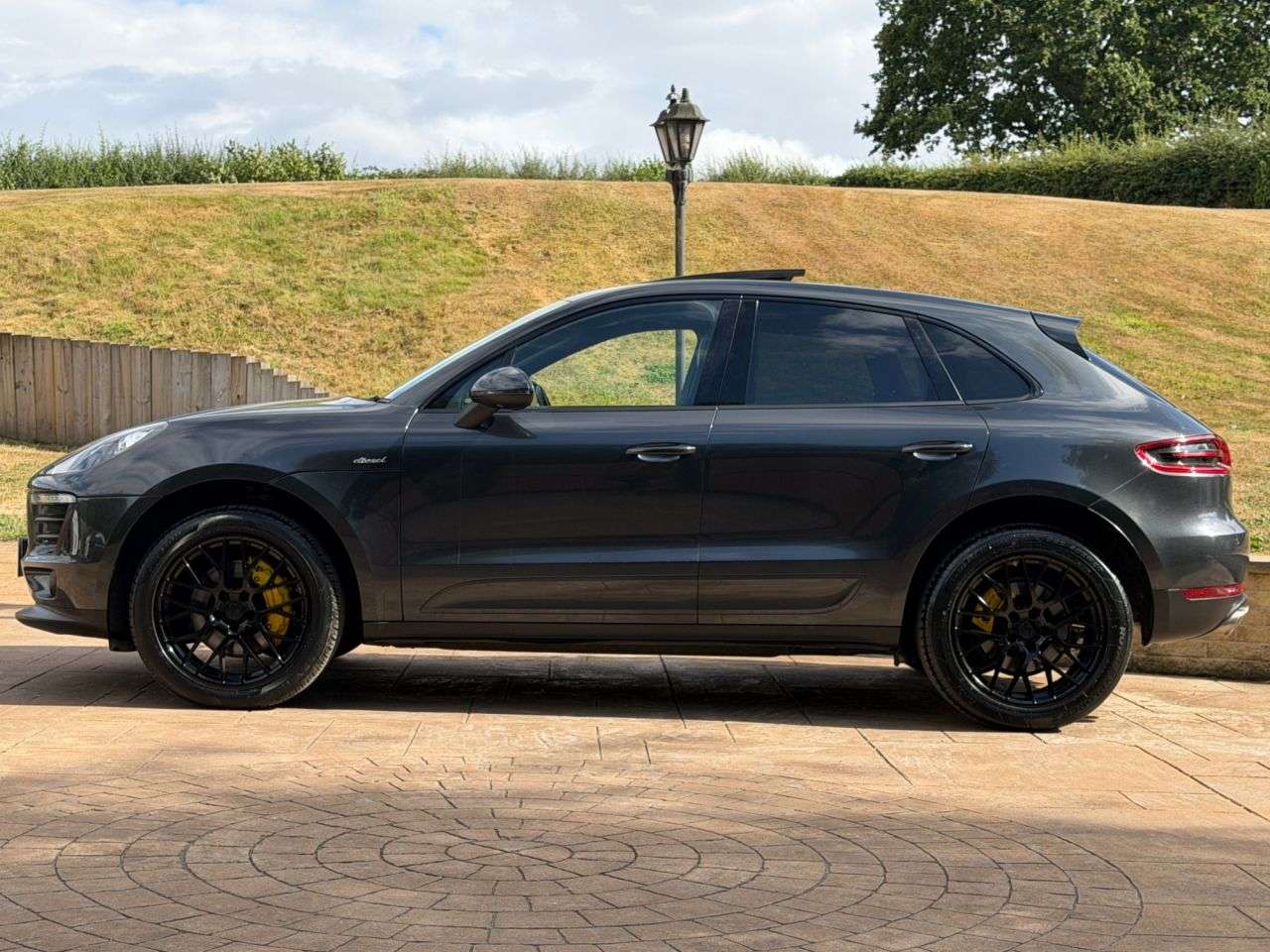 A 2017 PORSCHE MACAN 3.0 TD V6 S SUV 5dr Diesel PDK 4WD Euro 6 (s/s) (258 ps) FULL SERVICE HISTO A 2017 PORSCHE MACAN 3.0 TD V6 S SUV 5dr Diesel PDK 4WD Euro 6 (s/s) (258 ps) FULL SERVICE HISTO