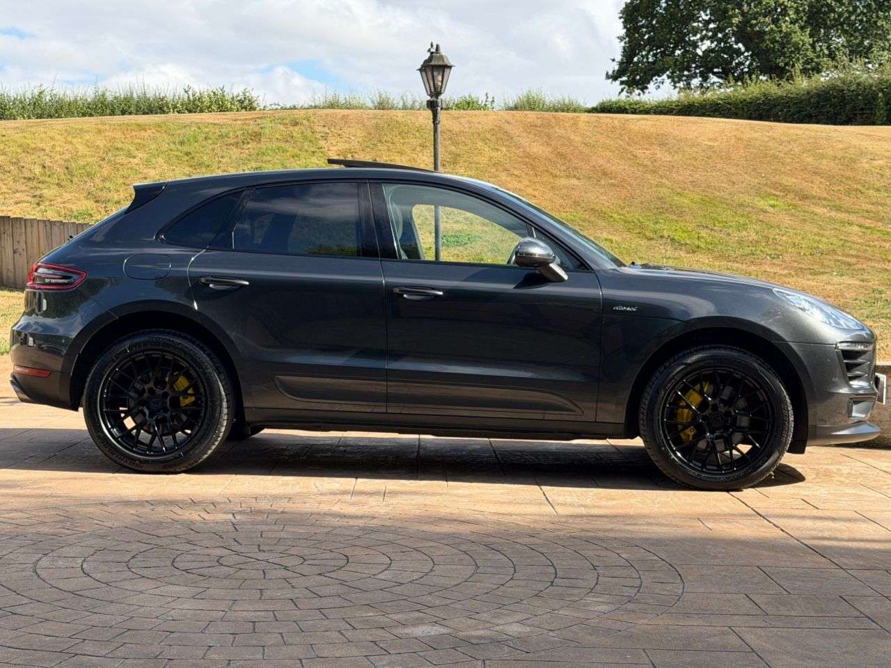A 2017 PORSCHE MACAN 3.0 TD V6 S SUV 5dr Diesel PDK 4WD Euro 6 (s/s) (258 ps) FULL SERVICE HISTO A 2017 PORSCHE MACAN 3.0 TD V6 S SUV 5dr Diesel PDK 4WD Euro 6 (s/s) (258 ps) FULL SERVICE HISTO
