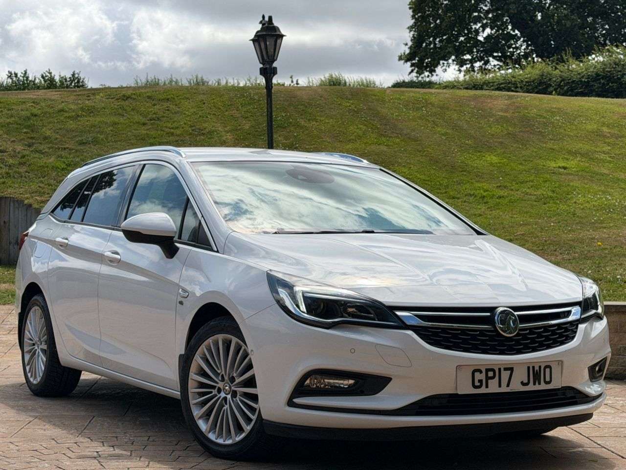 A 2017 VAUXHALL ASTRA 1.6 CDTi BiTurbo Elite Nav Sports Tourer 5dr Diesel Manual Euro 6 (s/s) (16 A 2017 VAUXHALL ASTRA 1.6 CDTi BiTurbo Elite Nav Sports Tourer 5dr Diesel Manual Euro 6 (s/s) (16