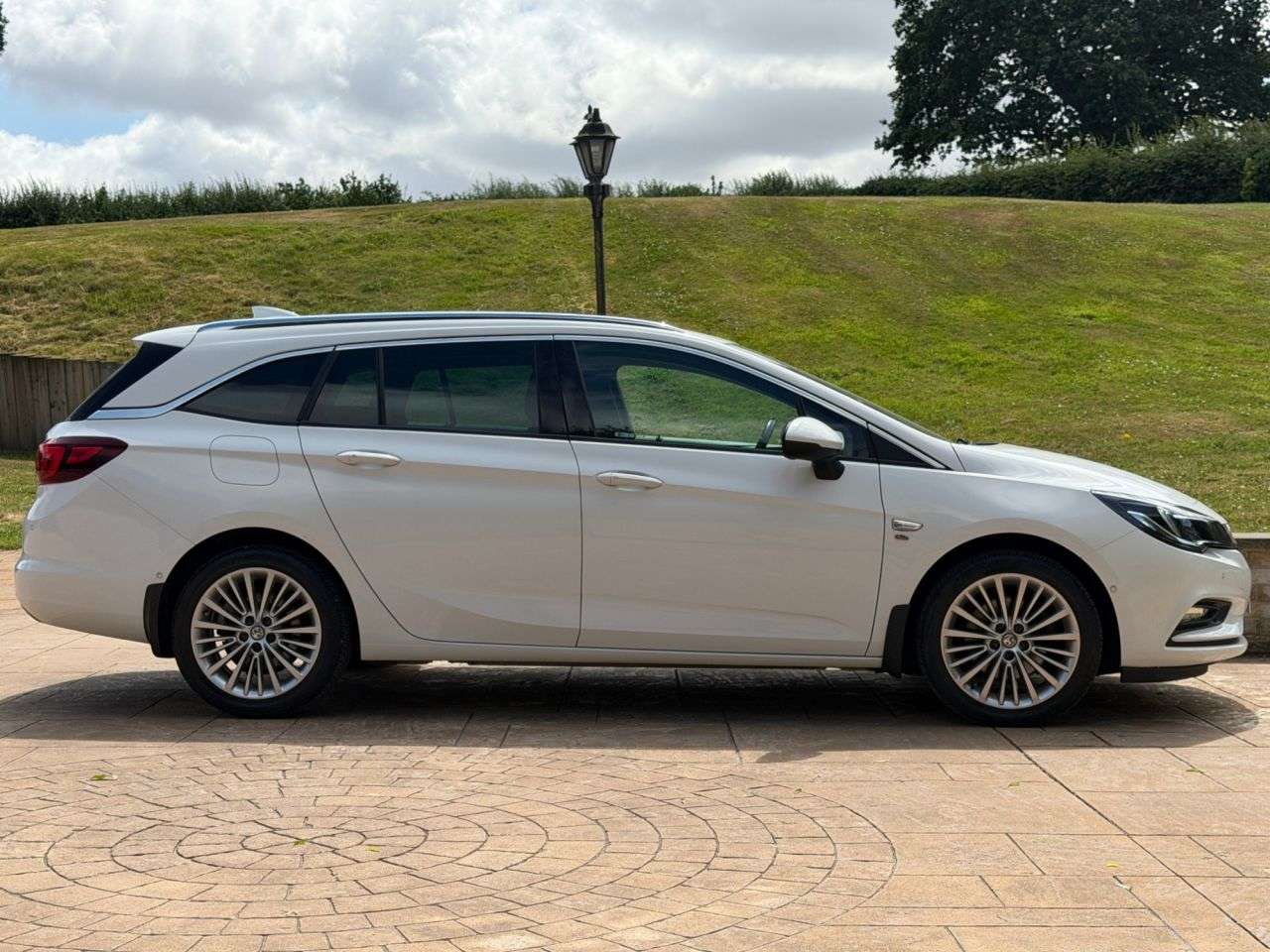 A 2017 VAUXHALL ASTRA 1.6 CDTi BiTurbo Elite Nav Sports Tourer 5dr Diesel Manual Euro 6 (s/s) (16 A 2017 VAUXHALL ASTRA 1.6 CDTi BiTurbo Elite Nav Sports Tourer 5dr Diesel Manual Euro 6 (s/s) (16