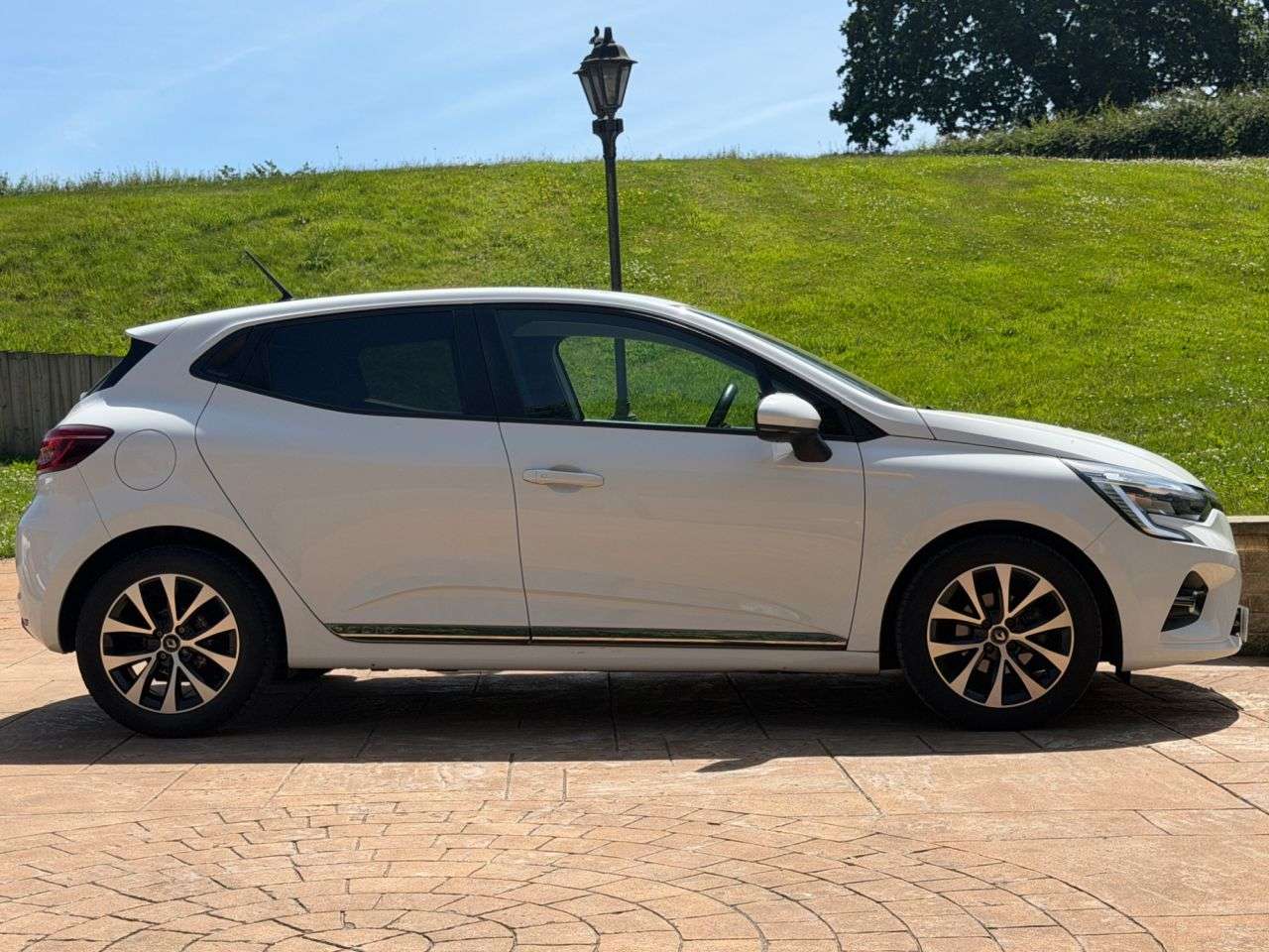 A 2020 RENAULT CLIO ICONIC TCE A 2020 RENAULT CLIO ICONIC TCE