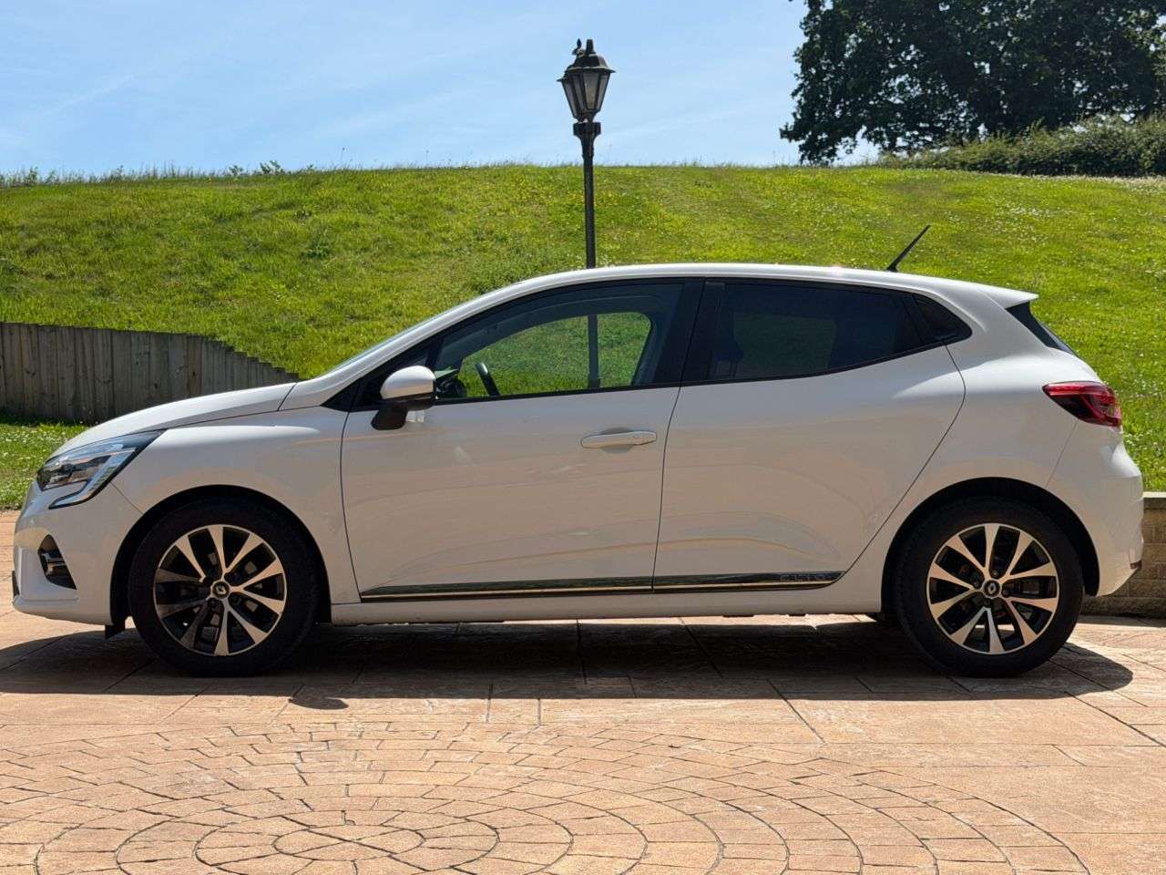 A 2020 RENAULT CLIO ICONIC TCE A 2020 RENAULT CLIO ICONIC TCE