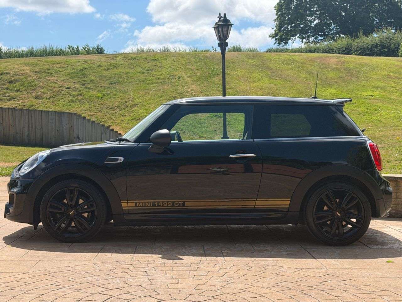 A 2018 MINI HATCH 1.5 One 1499 GT Hatchback 3dr Petrol Manual Euro 6 (s/s) (102 ps) SERVICE H A 2018 MINI HATCH 1.5 One 1499 GT Hatchback 3dr Petrol Manual Euro 6 (s/s) (102 ps) SERVICE H