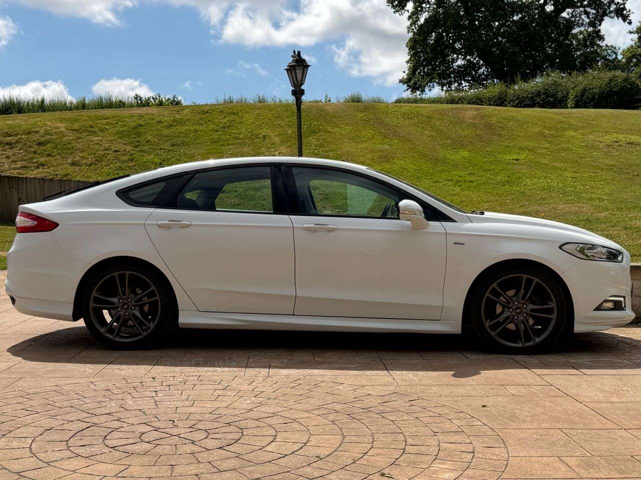 A 2017 FORD MONDEO 2.0 TDCi ST-Line Hatchback 5dr Diesel Manual Euro 6 (s/s) (150 ps) 19 INCH A 2017 FORD MONDEO 2.0 TDCi ST-Line Hatchback 5dr Diesel Manual Euro 6 (s/s) (150 ps) 19 INCH