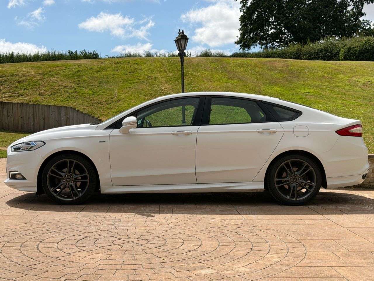 A 2017 FORD MONDEO 2.0 TDCi ST-Line Hatchback 5dr Diesel Manual Euro 6 (s/s) (150 ps) 19 INCH A 2017 FORD MONDEO 2.0 TDCi ST-Line Hatchback 5dr Diesel Manual Euro 6 (s/s) (150 ps) 19 INCH