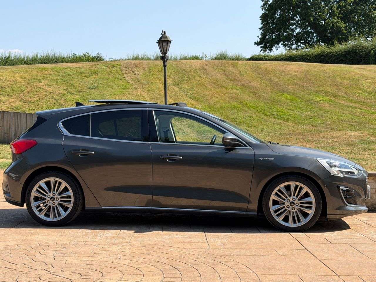 A 2018 FORD FOCUS 1.0T EcoBoost Vignale Hatchback 5dr Petrol Manual Euro 6 (s/s) (125 ps) STU A 2018 FORD FOCUS 1.0T EcoBoost Vignale Hatchback 5dr Petrol Manual Euro 6 (s/s) (125 ps) STU