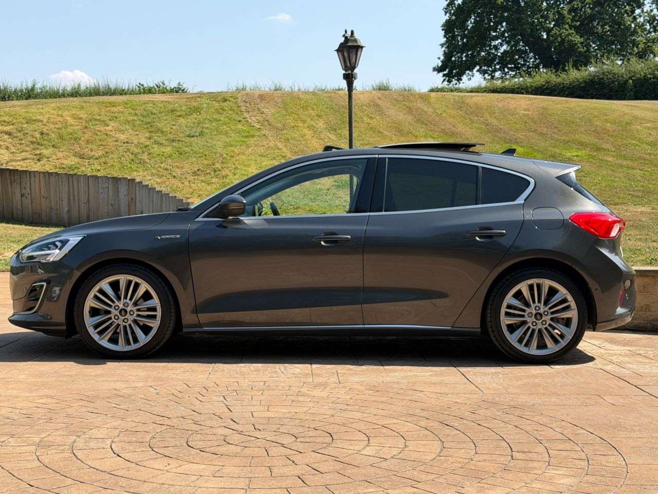 A 2018 FORD FOCUS 1.0T EcoBoost Vignale Hatchback 5dr Petrol Manual Euro 6 (s/s) (125 ps) STU A 2018 FORD FOCUS 1.0T EcoBoost Vignale Hatchback 5dr Petrol Manual Euro 6 (s/s) (125 ps) STU