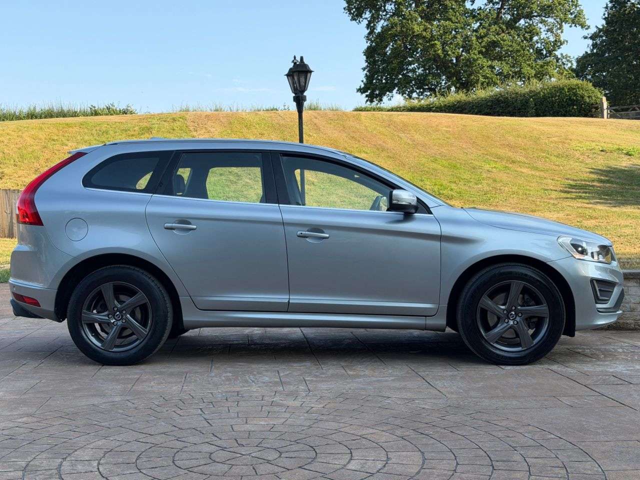 A 2014 VOLVO XC60 2.4 D5 R-Design Nav SUV 5dr Diesel Manual AWD Euro 5 (s/s) (215 ps) 2 KEYS- A 2014 VOLVO XC60 2.4 D5 R-Design Nav SUV 5dr Diesel Manual AWD Euro 5 (s/s) (215 ps) 2 KEYS-