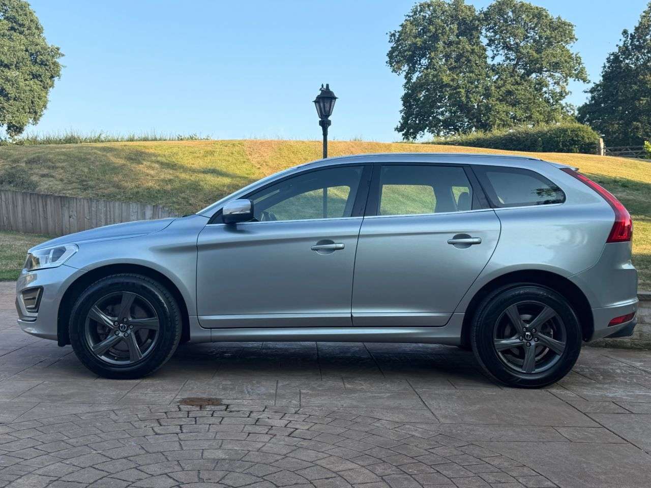 A 2014 VOLVO XC60 2.4 D5 R-Design Nav SUV 5dr Diesel Manual AWD Euro 5 (s/s) (215 ps) 2 KEYS- A 2014 VOLVO XC60 2.4 D5 R-Design Nav SUV 5dr Diesel Manual AWD Euro 5 (s/s) (215 ps) 2 KEYS-