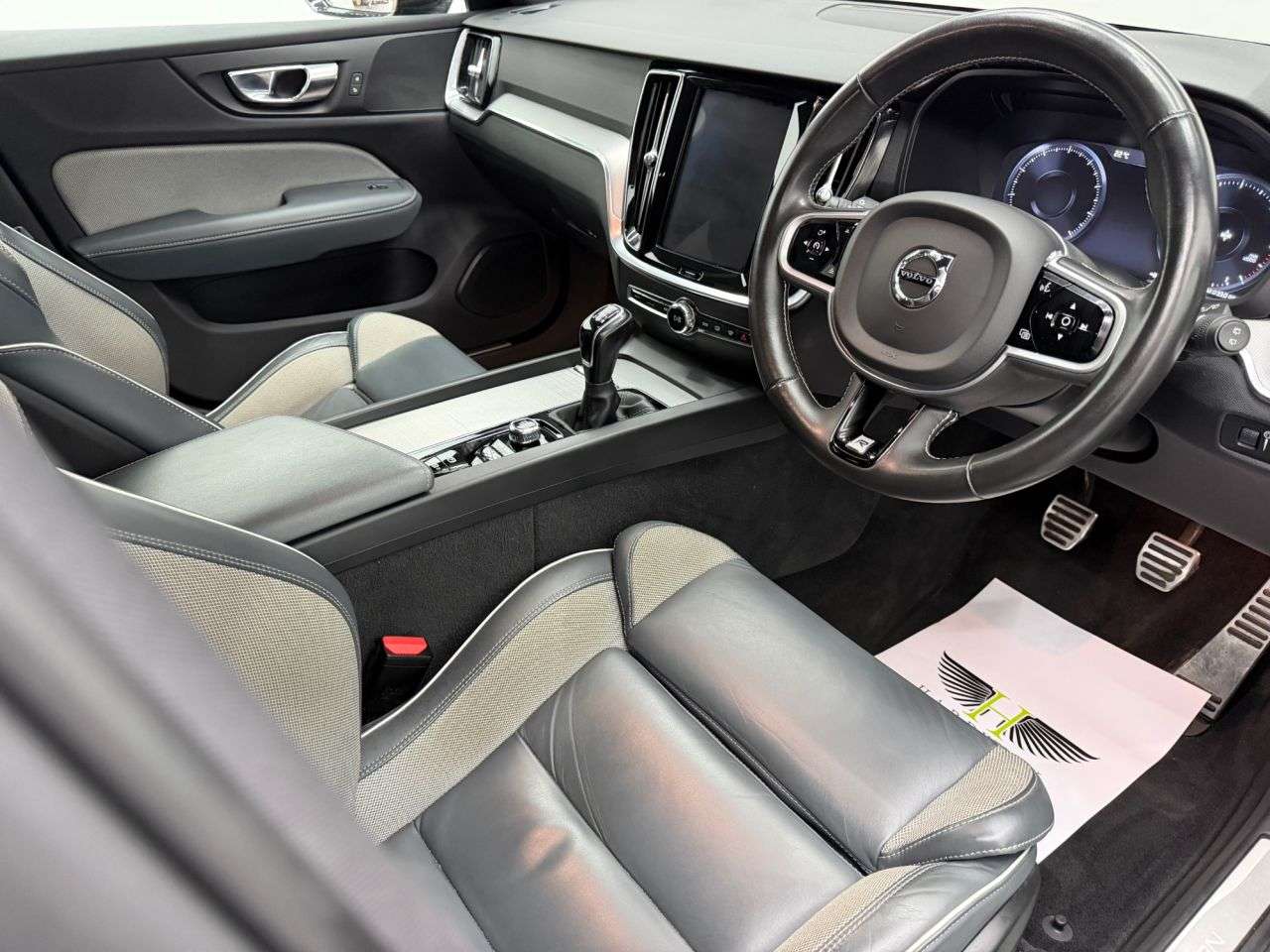 A 2019 VOLVO V60 2.0 D4 R-Design Plus Estate 5dr Diesel Manual Euro 6 (s/s) (190 ps) 1 FORME A 2019 VOLVO V60 2.0 D4 R-Design Plus Estate 5dr Diesel Manual Euro 6 (s/s) (190 ps) 1 FORME