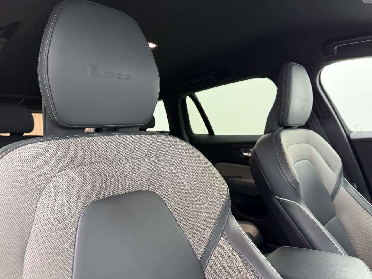 A 2019 VOLVO V60 2.0 D4 R-Design Plus Estate 5dr Diesel Manual Euro 6 (s/s) (190 ps) 1 FORME A 2019 VOLVO V60 2.0 D4 R-Design Plus Estate 5dr Diesel Manual Euro 6 (s/s) (190 ps) 1 FORME
