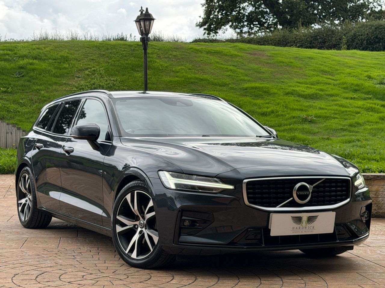 A 2019 VOLVO V60 2.0 D4 R-Design Plus Estate 5dr Diesel Manual Euro 6 (s/s) (190 ps) 1 FORME A 2019 VOLVO V60 2.0 D4 R-Design Plus Estate 5dr Diesel Manual Euro 6 (s/s) (190 ps) 1 FORME
