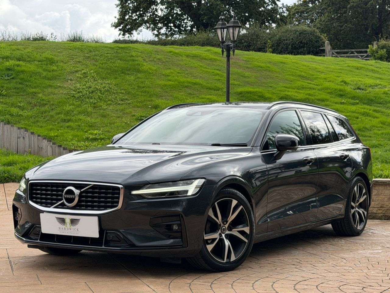 A 2019 VOLVO V60 2.0 D4 R-Design Plus Estate 5dr Diesel Manual Euro 6 (s/s) (190 ps) 1 FORME A 2019 VOLVO V60 2.0 D4 R-Design Plus Estate 5dr Diesel Manual Euro 6 (s/s) (190 ps) 1 FORME