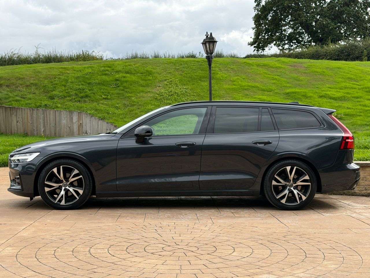 A 2019 VOLVO V60 2.0 D4 R-Design Plus Estate 5dr Diesel Manual Euro 6 (s/s) (190 ps) 1 FORME A 2019 VOLVO V60 2.0 D4 R-Design Plus Estate 5dr Diesel Manual Euro 6 (s/s) (190 ps) 1 FORME