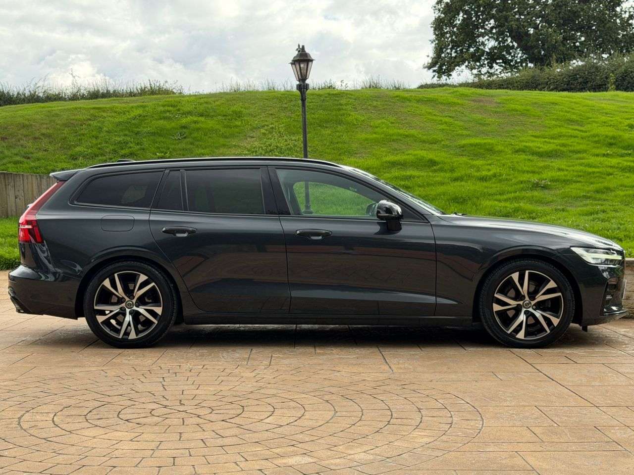 A 2019 VOLVO V60 2.0 D4 R-Design Plus Estate 5dr Diesel Manual Euro 6 (s/s) (190 ps) 1 FORME A 2019 VOLVO V60 2.0 D4 R-Design Plus Estate 5dr Diesel Manual Euro 6 (s/s) (190 ps) 1 FORME