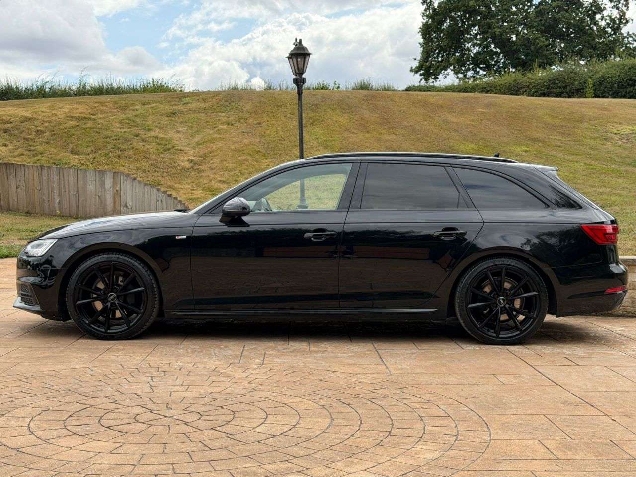 A 2017 AUDI A4 AVANT 2.0 TDI ultra S line Estate 5dr Diesel S Tronic Euro 6 (s/s) (190 ps) UKLEZ A 2017 AUDI A4 AVANT 2.0 TDI ultra S line Estate 5dr Diesel S Tronic Euro 6 (s/s) (190 ps) UKLEZ