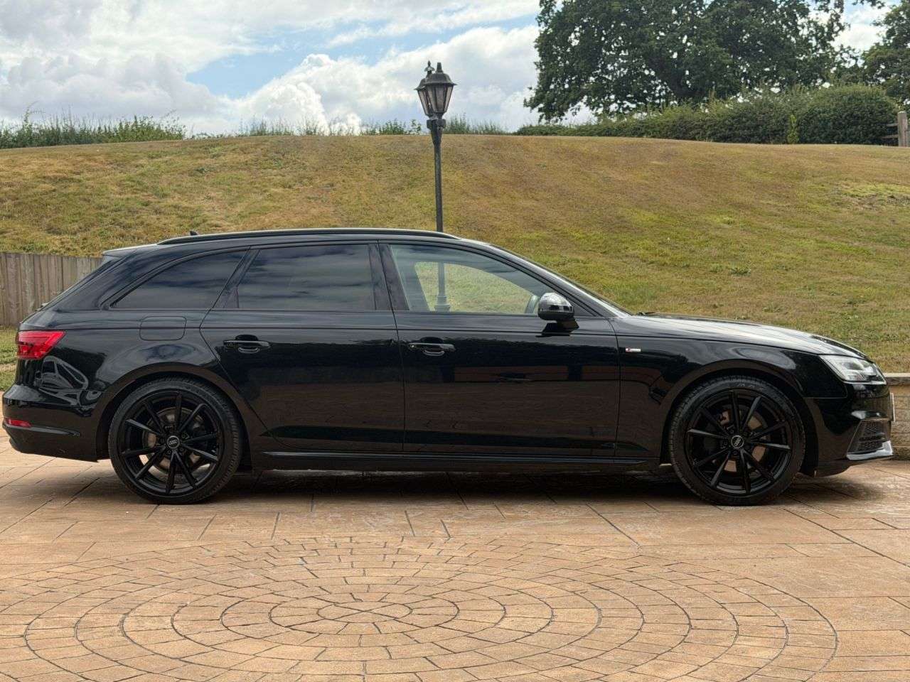 A 2017 AUDI A4 AVANT 2.0 TDI ultra S line Estate 5dr Diesel S Tronic Euro 6 (s/s) (190 ps) UKLEZ A 2017 AUDI A4 AVANT 2.0 TDI ultra S line Estate 5dr Diesel S Tronic Euro 6 (s/s) (190 ps) UKLEZ