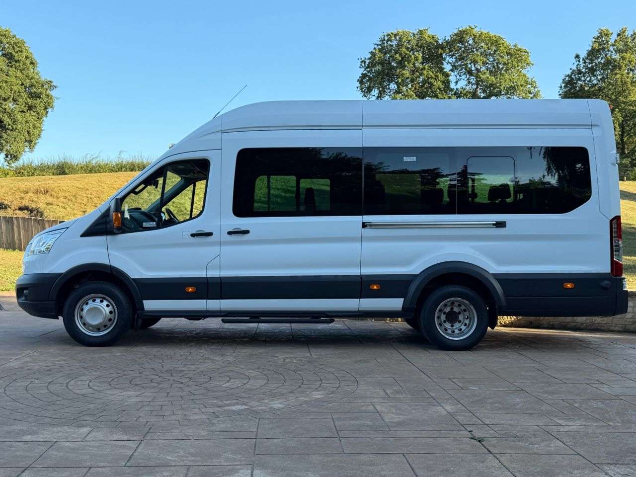 A 2017 FORD TRANSIT 2.2 TDCi 460 HDT Trend Minibus 5dr Diesel Manual L4 H3 (18 seats) (196 g/km A 2017 FORD TRANSIT 2.2 TDCi 460 HDT Trend Minibus 5dr Diesel Manual L4 H3 (18 seats) (196 g/km