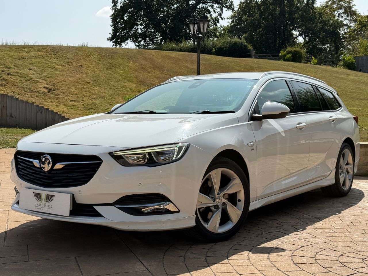 A 2017 VAUXHALL INSIGNIA 2.0 Turbo D BlueInjection SRi VX Line Nav Sports Tourer 5dr Diesel Manual E A 2017 VAUXHALL INSIGNIA 2.0 Turbo D BlueInjection SRi VX Line Nav Sports Tourer 5dr Diesel Manual E