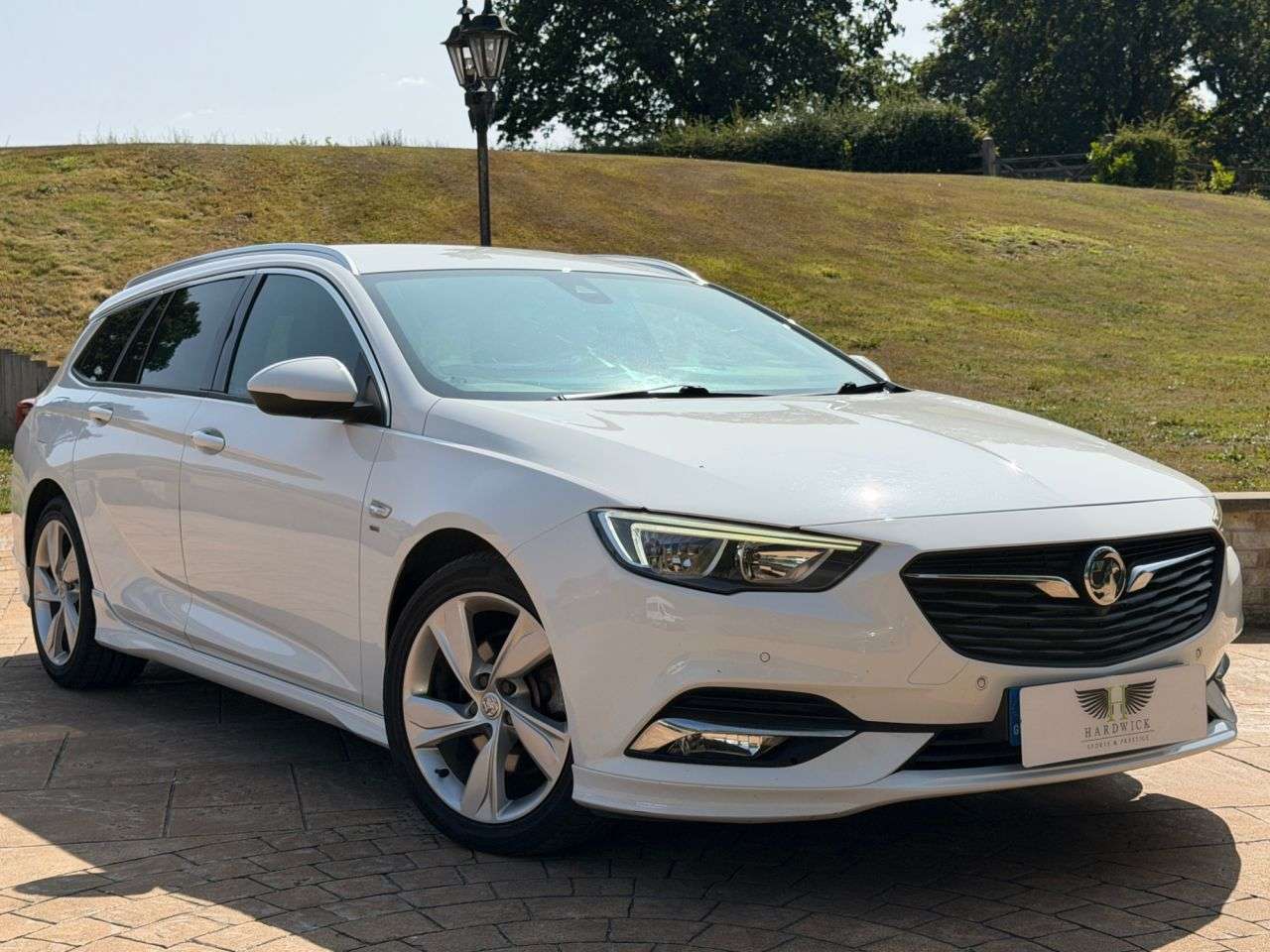 A 2017 VAUXHALL INSIGNIA 2.0 Turbo D BlueInjection SRi VX Line Nav Sports Tourer 5dr Diesel Manual E A 2017 VAUXHALL INSIGNIA 2.0 Turbo D BlueInjection SRi VX Line Nav Sports Tourer 5dr Diesel Manual E