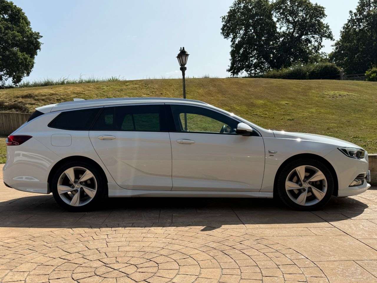 A 2017 VAUXHALL INSIGNIA 2.0 Turbo D BlueInjection SRi VX Line Nav Sports Tourer 5dr Diesel Manual E A 2017 VAUXHALL INSIGNIA 2.0 Turbo D BlueInjection SRi VX Line Nav Sports Tourer 5dr Diesel Manual E