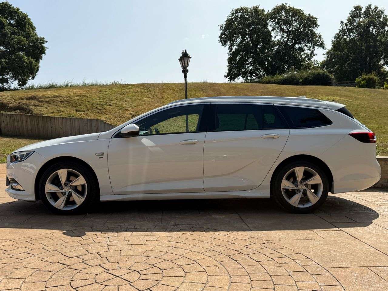 A 2017 VAUXHALL INSIGNIA 2.0 Turbo D BlueInjection SRi VX Line Nav Sports Tourer 5dr Diesel Manual E A 2017 VAUXHALL INSIGNIA 2.0 Turbo D BlueInjection SRi VX Line Nav Sports Tourer 5dr Diesel Manual E